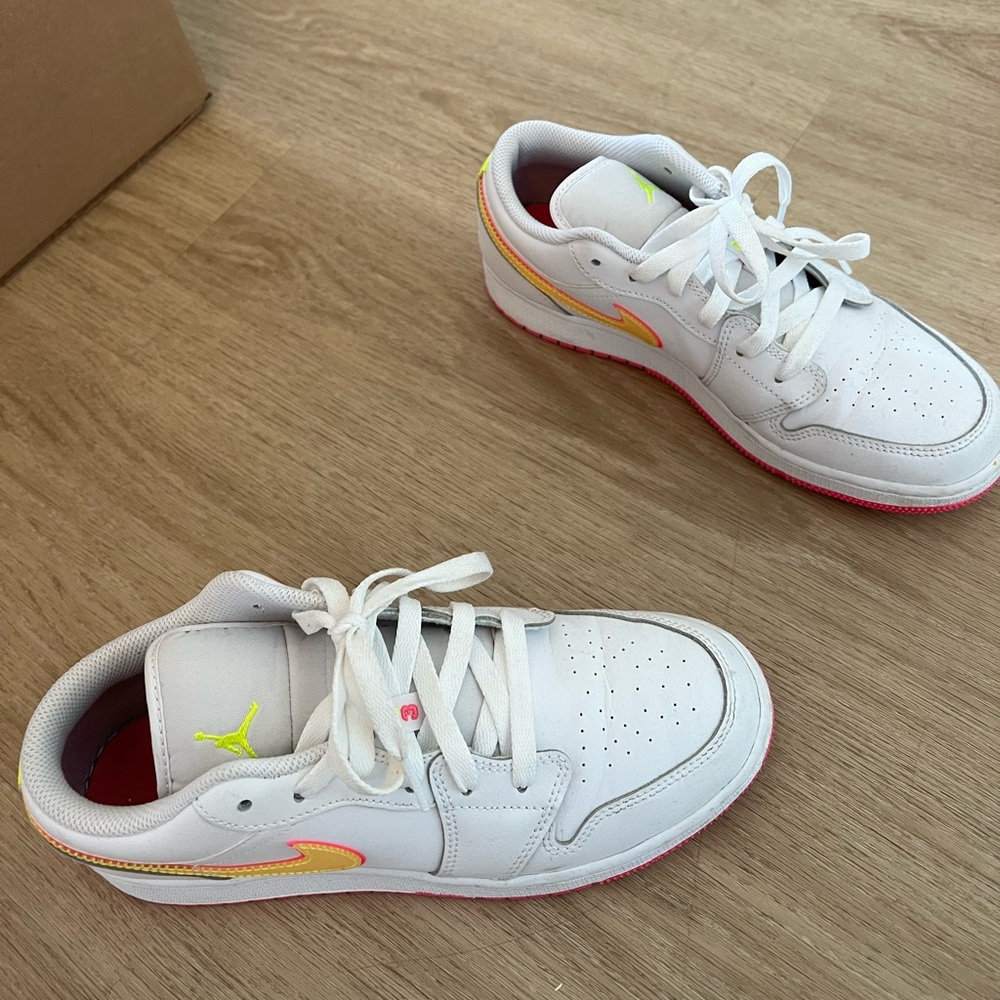 Nike Shoes! Size 8, Like New!